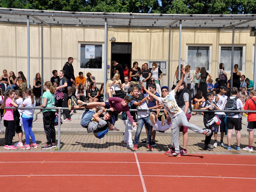 Jugendliche greifen beim Ballspiel nach dem Ball.